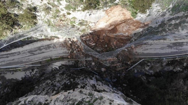 Παραμένει κλειστός ο δρόμος προς τα νότια μετά την μεγάλη κατολίσθηση στο Φαράγγι Κοτσιφού