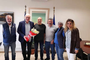 Επέστρεψε στο γραφείο ο Δήμαρχος, τον υποδέχθηκαν με λουλούδια οι συνεργάτες του