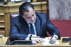 Oι σφοδρές αντιδράσεις ανάγκασαν τον Άδωνι Γεωργιάδη να αποσύρει τη ρύθμιση για την απασχόληση ιδιωτών γιατρών στο ΕΣΥ