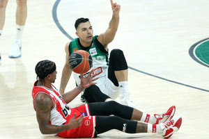 Ο Σλούκας “υπέγραψε” τη νίκη του Παναθηναϊκού στο ντέρμπι των “αιωνίων”