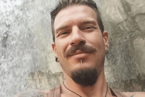 «Γιατί ασχολείται το κράτος με έναν δολοφόνο που πρέπει να είναι στη φυλακή»