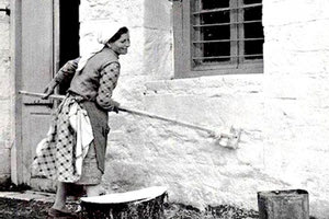 Γιατί στα χωριά «ασπρίζουν» τις αυλές το Πάσχα;