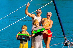 Ζευγάρι εγκατέλειψε τη ζωή του στη Βρετανία για να ζήσει σε σκάφος στην Ελλάδα