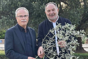 Ο Γιάννης Κουράκης στην Τελετή κοπής του Κότινου από την Αρχαία Ελιά των Βουβών