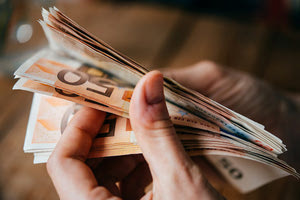 Λεφτά σε κρυπτονομίσματα και PayPal ζητούν οι επίορκοι υπάλληλοι – Τι έδειξαν εσωτερικοί έλεγχοι της ΑΑΔΕ
