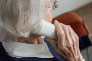 81χρονη Ηρακλειώτισσα έδωσε 15 χιλιάδες ευρώ για να εγχειριστεί ο άνδρας της