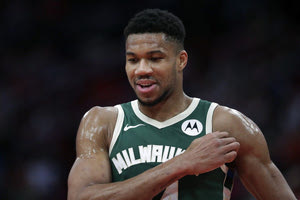 ΝΒΑ: Εκπληκτικός ο Αντετοκούνμπο στο ανεπίσημο ντεμπούτο του στη σεζόν