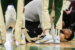 Αγωνία στους Μπακς για τον τραυματισμό του Γιάννη Αντετοκούνμπο