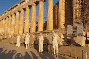 Aκρόπολη: Ενόχληση από τουρίστες που ντύθηκαν με χλαμύδες και πόζαραν στον Ιερό Βράχο