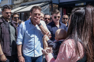 Μεσαρά: Συγκίνηση Κασσελάκη όταν τον συνάντησε οικογένεια που τον βοήθησε στις ΗΠΑ