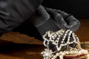 Οικιακή βοηθός καθάριζε σπίτια και τα «άδειαζε» – Αφαίρεσε κοσμήματα αξίας 10.000 ευρώ