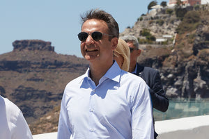 Στο Μαράθι για βουτιές ο Κ. Μητσοτάκης