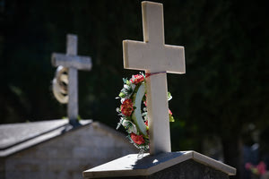 Θεσσαλονίκη: Άρπαξε μαρμάρινο σταυρό και χτύπησε τη νύφη του στο κεφάλι