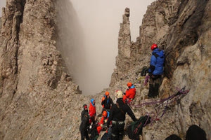Όλυμπος: Επιχείρηση απεγκλωβισμού τραυματία που έπεσε σε χαράδρα