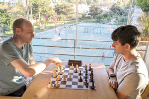 Νεαροί αθλητές του «Ηράκλειο» ΟΑΑ έπαιξαν σκάκι με τον σπουδαίο Γιαν Σμιτς