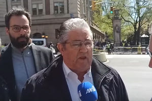 Ο Κουτσούμπας στην…κατάληψη του Κολούμπια!