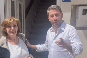 O Νίκος Ανδρουλάκης έκανε… pit stop για χοχλιούς μπουμπουριστούς στο πατρικό του