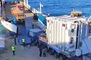 Στα Λινομεράματα ο πρώτος μετασχηματιστής – δείτε βίντεο από την προσαιγιάλωση του πλοίου