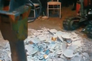 Έσπαγαν πιάτα με σκαπτικό μηχάνημα σε νυχτερινό κέντρο