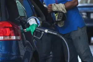 Ξεφεύγει η τιμή της βενζίνης ενόψει Πάσχα