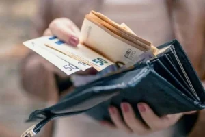 Χανιά: Νεαροί από το Κέντρο Προστασίας παιδιού, βρήκαν πορτοφόλι με 700 ευρώ και το παρέδωσαν στην αστυνομία