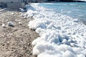 Γιατί γέμισε αφρούς γνωστή παραλία της Ζακύνθου