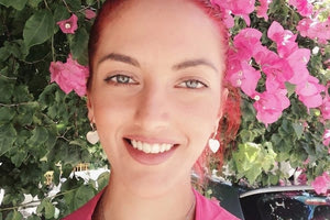 Γυναικοκτονία στους Αγ. Αναργύρους: Βαρύ το κλίμα στο μνημόσυνο της Κυριακής Γρίβα