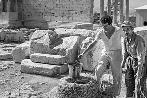 Robert McCabe: «Χαίρε Ξένε Στη Χώρα των Ονείρων» στην Ακρόπολη