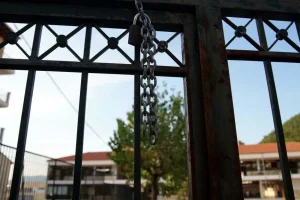 Πόρτα σχολείου έπεσε και καταπλάκωσε 6χρονο παιδάκι