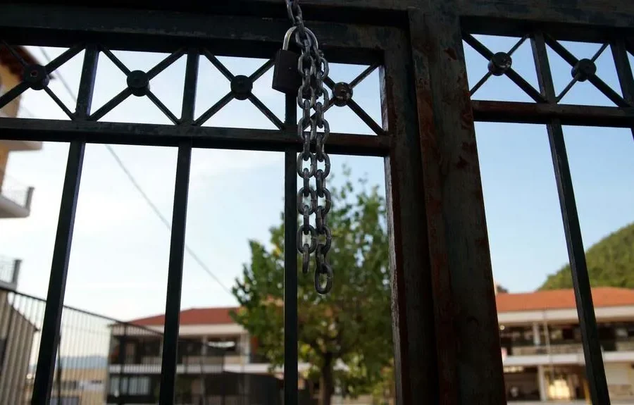 Πόρτα σχολείου έπεσε και καταπλάκωσε 6χρονο παιδάκι