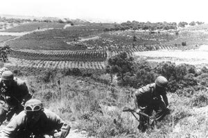 Μάιος του 1941: Γερμανοί αλεξιπτωτιστές μόλις έχουν πέσει στην Κρήτη