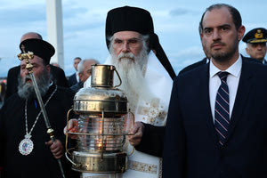 Έφτασε στην Ελλάδα το Άγιο Φως: Με ειδικές πτήσεις σε όλες τις Μητροπόλεις της χώρας