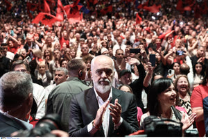 Ολοκληρώθηκε η ομιλία Ράμα στην Αθήνα – Φωτογραφίες από το κλειστό στο Γαλάτσι που γέμισε από κόσμο