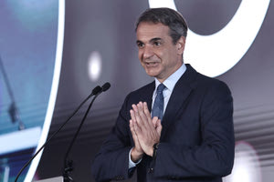 Ο ΣΥΡΙΖΑ…καταγγέλλει τον Μητσοτάκη ότι βάζει να ελέγχουν το φαγητό του!