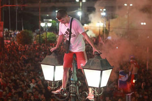 Στο νοσοκομείο τέσσερις φίλοι του Ολυμπιακού που έπεσαν από στύλους!