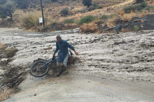 Τουρίστρια κινδύνεψε να παρασυρθεί στη θάλασσα!