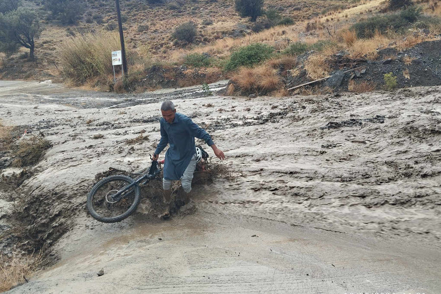Τουρίστρια κινδύνεψε να παρασυρθεί στη θάλασσα!