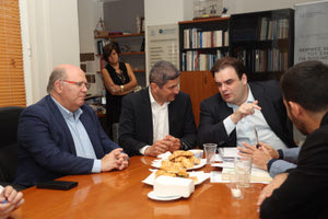 H συνάντηση του Κ. Πιερρακάκη στην διεύθυνση πρωτοβάθμιας Εκπαίδευσης και οι φωτογραφίες του Patris.gr πίσω από τις… κλειστές πόρτες