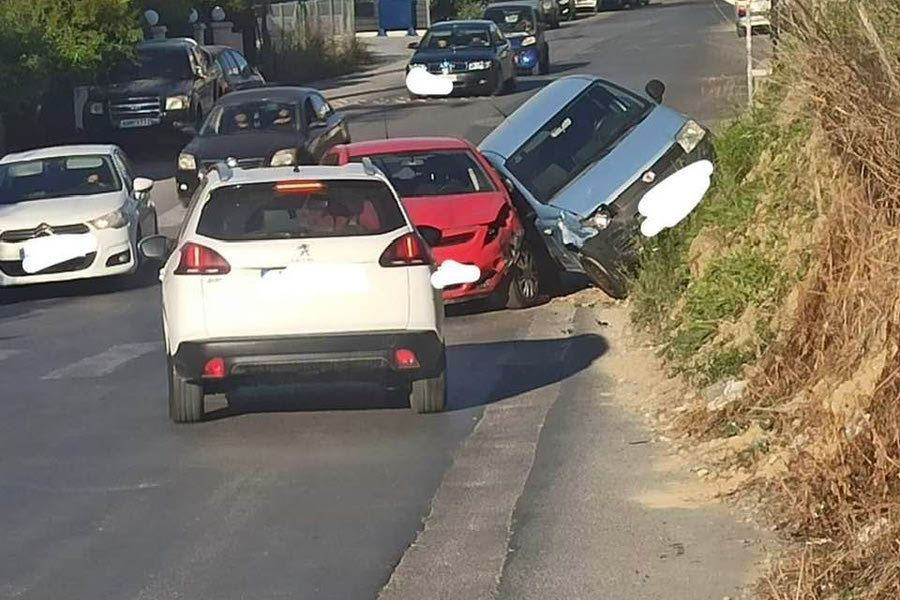 «Σκαρφάλωσε» στο πρανές μετά τη σύγκρουση