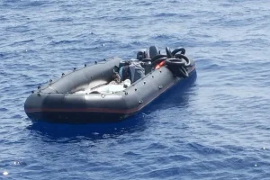 Χειροπέδες από τους λιμενικούς του Ηρακλείου στο διακινητή με τους 39 μετανάστες