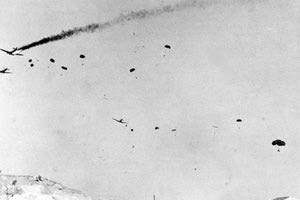 Νέες ρίψεις αλεξιπτωτιστών γύρω από το Ηράκλειο