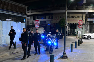 «Γάζωσαν» αυτοκίνητο στον Βύρωνα – Ένας νεκρός