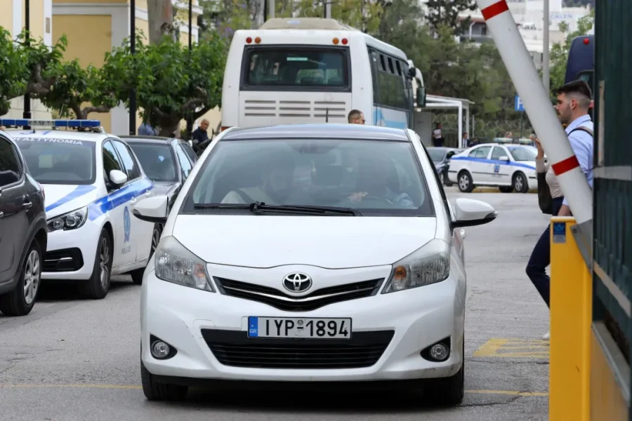 Μεταγωγή στα δικαστήρια της Ευελπίδων της 24χρονης μητέρας του βρέφους που εντοπίστηκε νεκρό σε χωματερή στη Βραυρώνα