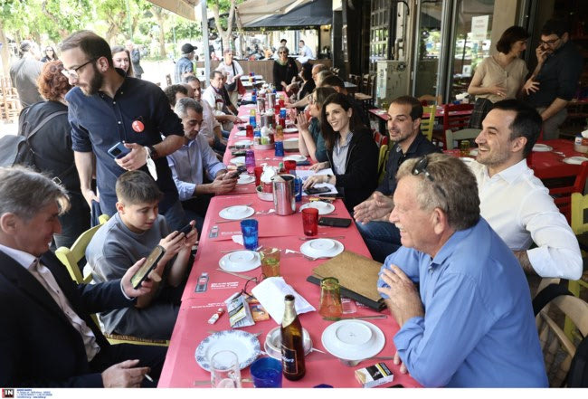 Συνάντηση Χαρίτση με δημοσιογράφους σε καφενείο της Φωκίωνος Νέγρη - Χαλαρό κλίμα, τσίπουρα και μεζέδες [εικόνες]