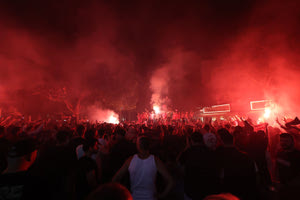 Ξέφρενο πανηγύρι από τους φίλους του Ολυμπιακού και στο Ηράκλειο (φωτο)