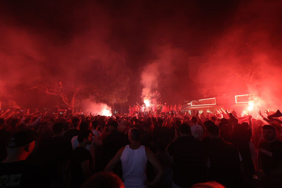 Ξέφρενο πανηγύρι από τους φίλους του Ολυμπιακού και στο Ηράκλειο (φωτο)