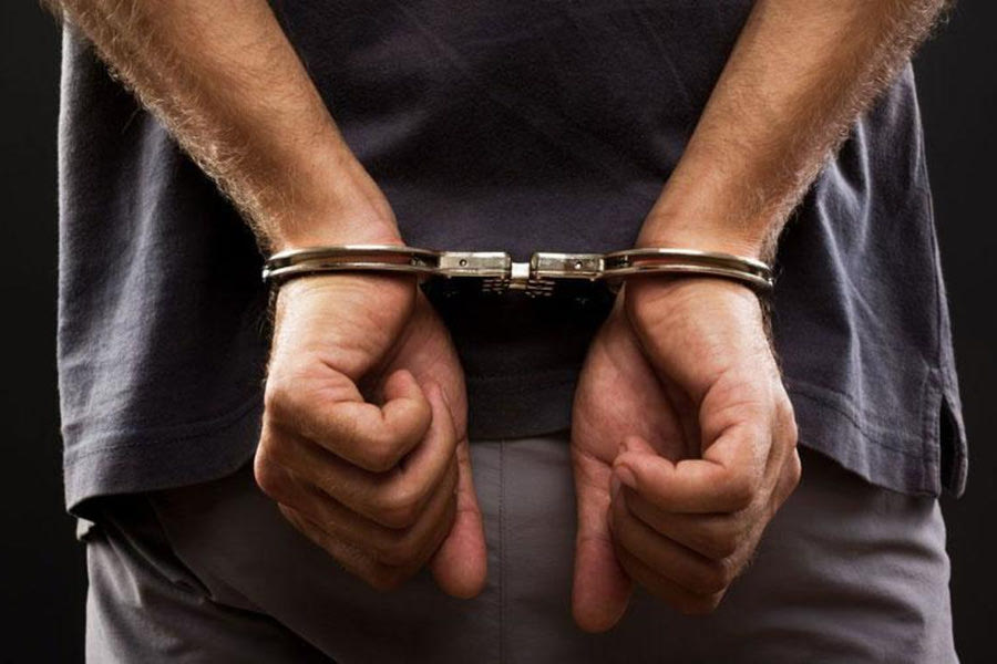 Χειροπέδες και «βαρύ» πρόστιμο σε 52χρονο στην Επισκοπή που έκαιγε σκουπίδια δίπλα σε δάσος