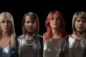 Οι θρυλικοί ABBA «επέστρεψαν» στη σκηνή 50 χρόνια μετά
