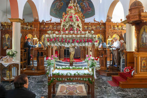 Εντυπωσιακές φωτογραφίες από τους στολισμένους Eπιτάφιους στις εκκλησίες της Κρήτης