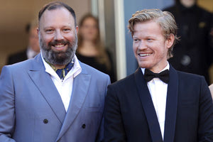 Βραβείο ερμηνείας στις Κάννες στον Τζέσε Πλέμονς για το «Kinds of Kindness» του Γιώργου Λάνθιμου